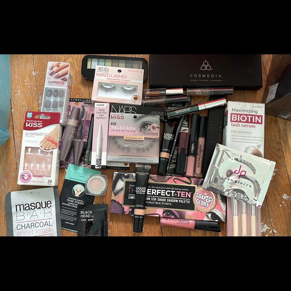 Multiple makeup items - Picture 4 of 5